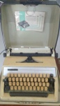 Antiga máquina de escrever Gabriele 25 , Western Germany, tampa solta, metais oxidados,