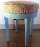 Banqueta em madeira com assento em tecido - Diâmetro: 44 cm e Altura: 50 cm