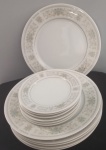 Doze  pratos em porcelana SUMIRE e seis pratos rasos e seis pires - Diâmetros:  26 cm e 16 cm.