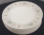 Seis  pratos em porcelana SUMIRE- Diâmetros:  26 cm  Lote com dois pratos lascados.