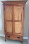 Armário alto em madeira, Velha Bahia, com duas portas e uma gaveta - Medidas: 1,0x36x2,0 cm ( Porta com defeito ao fechar, lote vendido no estado).