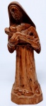 Belíssima escultura finamente executada em madeira entalhada representando a linda imagem de Nossa senhora carregando cruz de Menino Jesus. Med. 21CM de altura. Perfeito estado de conservação. SÉC. XX.
