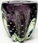 MURANO - Belíssimo vaso em vidro artístico de Murano de tonalidade violeta , feitio com bolhas e linda borda . Itália século XX . perfeito estado de conservação , 11,5 cm de altura x 11 cm de diâmetro .