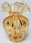 MURANO - Belíssimo vaso em vidro artístico de Murano de tonalidade champanhe , feitio com bolhas, pó de ouro e linda borda . Itália século XX . perfeito estado de conservação , 15 cm de altura x 10 cm de diâmetro .