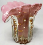 MURANO - Belíssimo vaso em vidro artístico de Murano estilo Napoleão de tonalidade rosa , feitio com bolhas, pó de ouro e linda borda . Itália século XX . perfeito estado de conservação , 12,5 cm de altura x 14 cm de diâmetro .