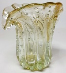 MURANO - Belíssimo vaso em vidro artístico de Murano estilo Napoleão de tonalidade translúcida , feitio com bolhas e linda borda . Itália século XX . perfeito estado de conservação , 11 cm de altura x 11 cm de diâmetro .