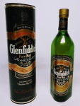 WHISKY GLENFIDDICH 8 ANOS - Raro whisky Glenfiddich escocês puro malte. Acondicionado em estojo raro de coleção original. Garrafa lacrada e sem evaporação. É um whisky escocês de single malte Speyside produzido por William Grant & Sons no burgo escocês de Dufftown em Moray . Glenfiddich significa "vale do veado" em gaélico escocês , e é por isso que o logotipo de Glenfiddich é um veado.