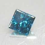 DIAMANTE - Raro diamante azul de 0.04 ct medindo 1.96 x 1.93 x 1.31 mm , tratamento 100% natural de excelente qualidade e clareza I1 / I2 . Clássica lapidação Princess , origem Bélgica . ótimo investimento para montar uma joia de qualidade .