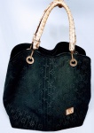 LOUIS VUITTON FRANCE - Elegante bolsa de mão de ótima qualidade e manufatura francesa Louis Vuitton, trabalhada inteiramente em couro inclusive alça. Med aproximadamente 45 x 40CM. Bom estado de conservação.