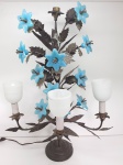Abajur de bronze, base cinzelada. Apresenta flores de opalina azul, para três lâmpadas. ALT 60cm x 40cm.