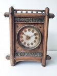 Relógio em caixa de madeira, MED 21 x 8 x 17. Não testado e sem garantia da maquina.