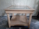 Mesa lateral em madeira maciça pintura patinada e vidro bisotado. Med 0,64 x 0,77cm