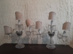 Par de abajures em cristal com dois braços para três lâmpadas. Medidas: 46cm alt.