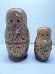 2 Antigas Matrioskas, boneca Russa em madeira para decoração. MED: maior 29cm e menor 19cm. dificuldade em fechar.