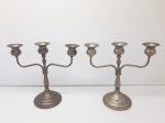 Christofle - Par de castiçais em metal para três velas. MED: 24x25cm.