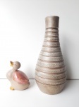 Bela floreira em cerâmica patinada em tom ocre e simpático pato em cerâmica.