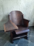 Antiga cadeira escolar em madeira Imbuia. MED: 0,88 altura ALT