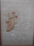 Bordado motivos florais em tecido, emoldurado. RUE DROUOT. PARIS 1 JANEIRO 1900