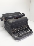 Maquina de escrever REMINGTON BAND, década de 50, funcionando.