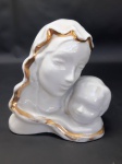 Imagem de Nossa senhora com menino Jesus em porcelana branca com detalhe dourado. MED.: 12X12CM. Marca 3 coroas.