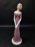 CAPO DI ANGELO - Jovem dama em traje de gala, estatueta estilo Art Déco em porcelana esmaltada e vitrificada, base no formato circular. med: 22 cm