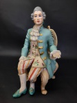 Linda escultura feita de porcelana de origem Nacional, em forma de uma belo cavalheiro da corte. Medidas de 17cm x 12cm.