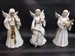 CAPO DI ANGELO - Trio de anjos tocadores em porcelana branca com lindo adornos dourados. MED.: 15,5CM Apresenta bicados e partes faltantes.