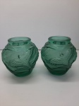 Par de pequenos vasos de cristal europeu na cor verde com pássaros em relevo. MED.: 7X13CM