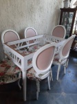 Bela mesa de madeira pintada de branco, falta tampo com 6 cadeiras estilo medalhão com forração em couro rosa e acompanha capa. MED.: 77x1,40x90 cadeira 98,5 altura. Cadeira necessita restauro para firmeza.
