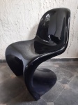 Cadeira Phanton preta, altura do assento 42 cm, medida total 82x49. Marcas do tempo.