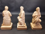 Trio de estatuas em resina representando homem. MED.:12CM