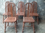 Lote de 5 cadeiras em madeiras pintadas de marrom, no estado.