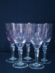 Antigo conjunto de 5 taças de vinho branco em cristal rosado. Altura:15cm.