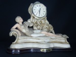 Lindo Relógio em resina italiana representado por Dama. Perfeito estado. Altura:27cm, comprimento:31cm.
