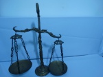 Balança em bronze representando justiça. Altura:45cm.