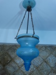 Lindo Lustre em demi cristal na cor azul com lapidações em alto relevo com 3 correntes em bronze. Altura:76cm