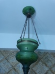 Lindo Lustre em demi cristal na cor verde com lapidações em alto relevo com 3 correntes em bronze. Altura:76cm.