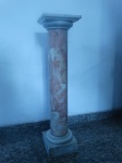 Antiga coluna em Mármore com pequenos desgastes do tempo. Altura:70cm.