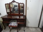 Antiga Penteadeira Chipandelle com 5 gavetas e 3 espelhos bisotados móveis. Altura:147cm, Largura:46cm e comprimento:118cm.