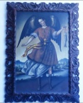 Quadro cusquenho representando São Gabriel Arcanjo com linda moldura em madeira talhada a mão. 75x56cm(moldura).