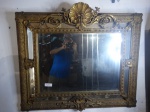 Espelho Francês Luiz XV com moldura em madeira entalhada, patina em ouro velho de época com espelho de cristal bisotado.Pequenos reparos a serem feitos. Largura: 115cm, Altura:95cm.