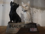 Escultura com 2 cachorros em Estanho Buchanans e Whiskey Black and White. Base em estanho com rachaduras.
