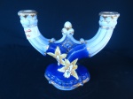 Antigo castiçais  para 2 velas em porcelana azul com bordas em ouro. Altura 18 cm.