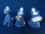 3 freiras em biscuit francês. Apresenta pequeno desgaste do tempo. Altura: 15 cm.