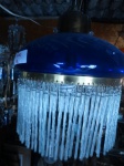 Luminária azul cobalto em cristal com pingentes torcidos em cristal e lapidações no bojo. Altura: 36 cm, Diâmetro: 26 cm.
