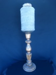 Belo Abajur com bojo em vidro lapidado encimado por uma coroa de metal cinzelada a mão com base em madeira torneada a mão. Altura: 85 cm.