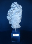 Escultura em resina italiana com base em madeira representando Mulher. Altura: 42cm.