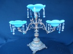 Antigo Centro de mesa em bronze com pratos em opalina azul ornamentado com pingentes ao redor. Altura: 40 cm.
