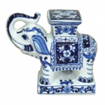 Espetacular elefante oriental em porcelana  ricamente trabalhada e com policromia em tons de azul. Medida 20x23cm.