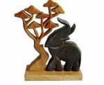 Grande escultura em madeira elefante na sombra da árvore que representa sorte, sabedoria e fartura. Peça com ricos acabamentos e esmerado entalhamento na madeira. Medida 30x23cm.